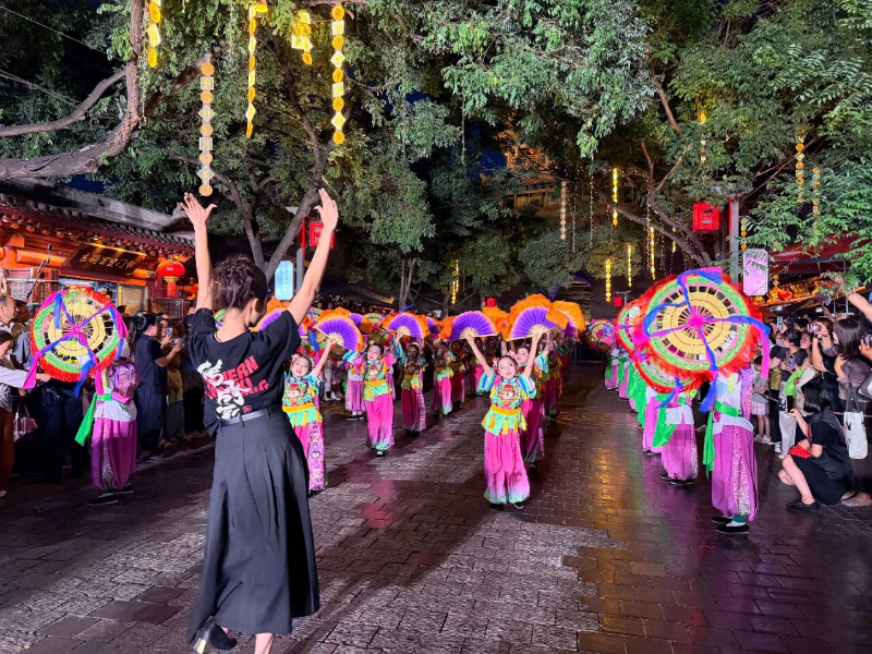 66名娃娃秧歌点亮古城夜色，榆林非遗活态传承正青春